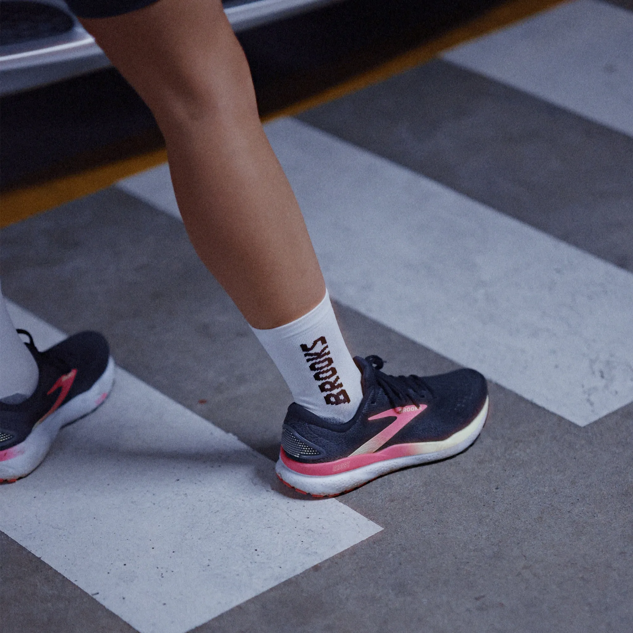 Brooks Ghost 16 Women's Black/Pink/Yellow